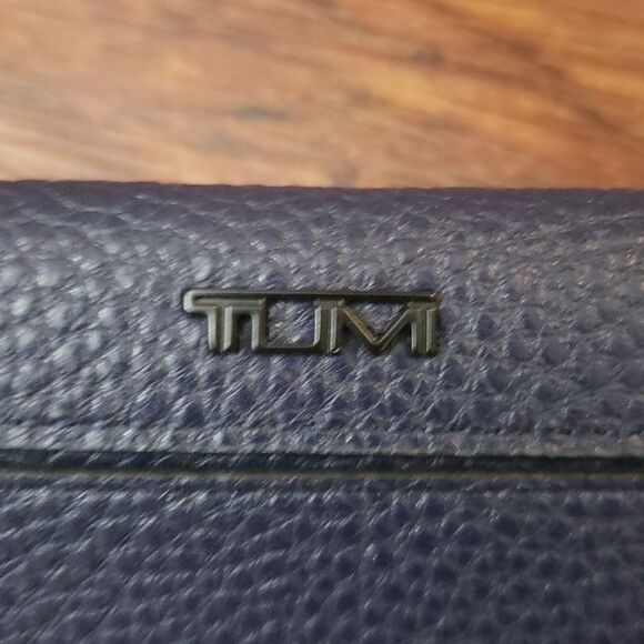 NWOT Tumi Navy Chic Feminine Quiet Luxury Dainty Leather Wristlet Wallet 6.5x4in - Picture 2 of 7